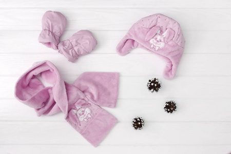 秋季或冬季时尚服装。 女婴服装一套帽子围巾和手套。