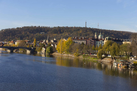 五彩缤纷的秋天，布拉格哥特城堡，在阳光明媚的日子里，捷克共和国Vltava河上的小镇。