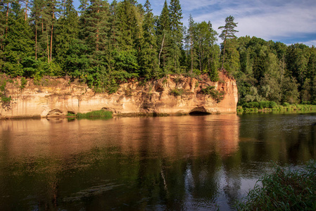 拉脱维亚平静的阿马塔河沿岸美丽的砂岩悬崖和树林