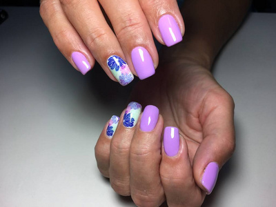 时尚的紫丁香指甲，花的设计在纹理背景上