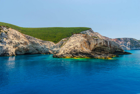 令人惊叹的绿松石蓝水，莱夫卡达岛，希腊悬崖景观