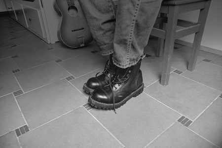 摇滚的概念。黑色靴子和经典吉他。黑白图像