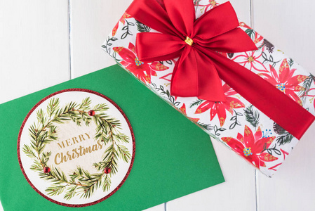 包装糖果盒在圣诞纸上装饰红色蝴蝶结在沃登背景礼物圣诞节。 贺卡概念。