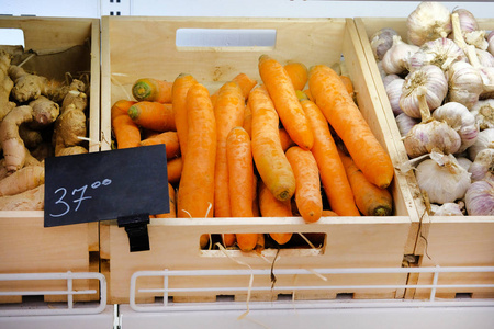 新鲜健康的生物蔬菜胡萝卜生姜大蒜在农农业市场。健康食品理念