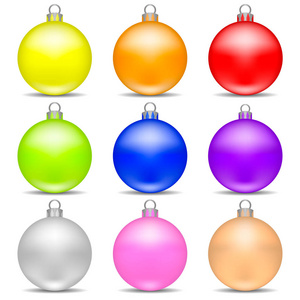彩色逼真的圣诞球设置在白色背景上。 杉树的节日圣诞玩具。 矢量插图为您的设计。