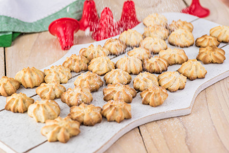 在新鲜烤制的自制黄油饼干上撒上动力糖.照片