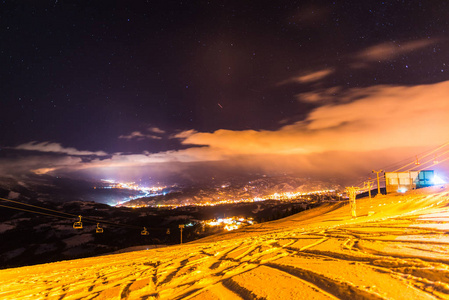 夜间雪山风景如画