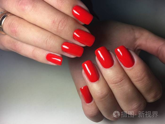 鲜艳的秋红指甲长指甲