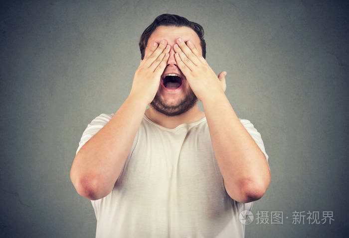 胖乎乎的男人捂着眼睛,怀着兴奋的心情期待着惊喜