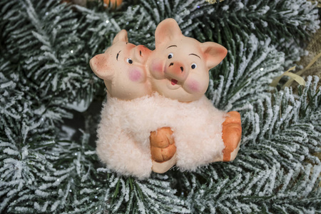 两只很棒的猪装饰圣诞树。 宏观的。
