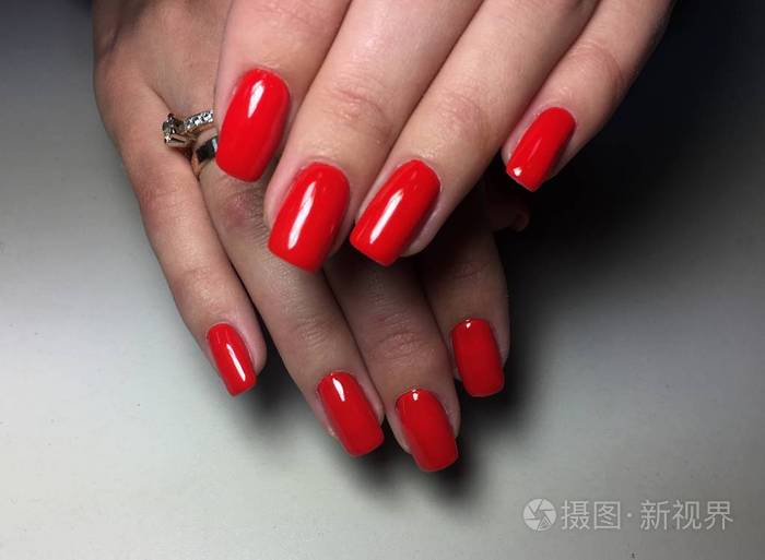 鲜艳的秋红指甲长指甲