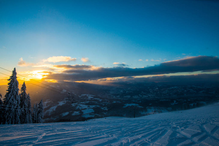 雪山覆盖的滑雪场和日落的天空