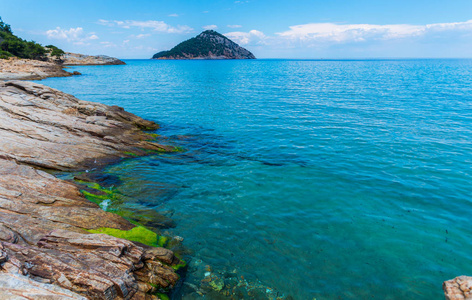 蓝色海水和岩石岛景观