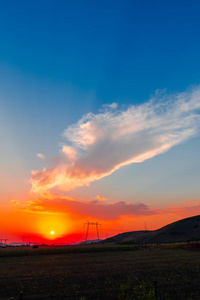 雄伟的红色日落天空和电线杆图片