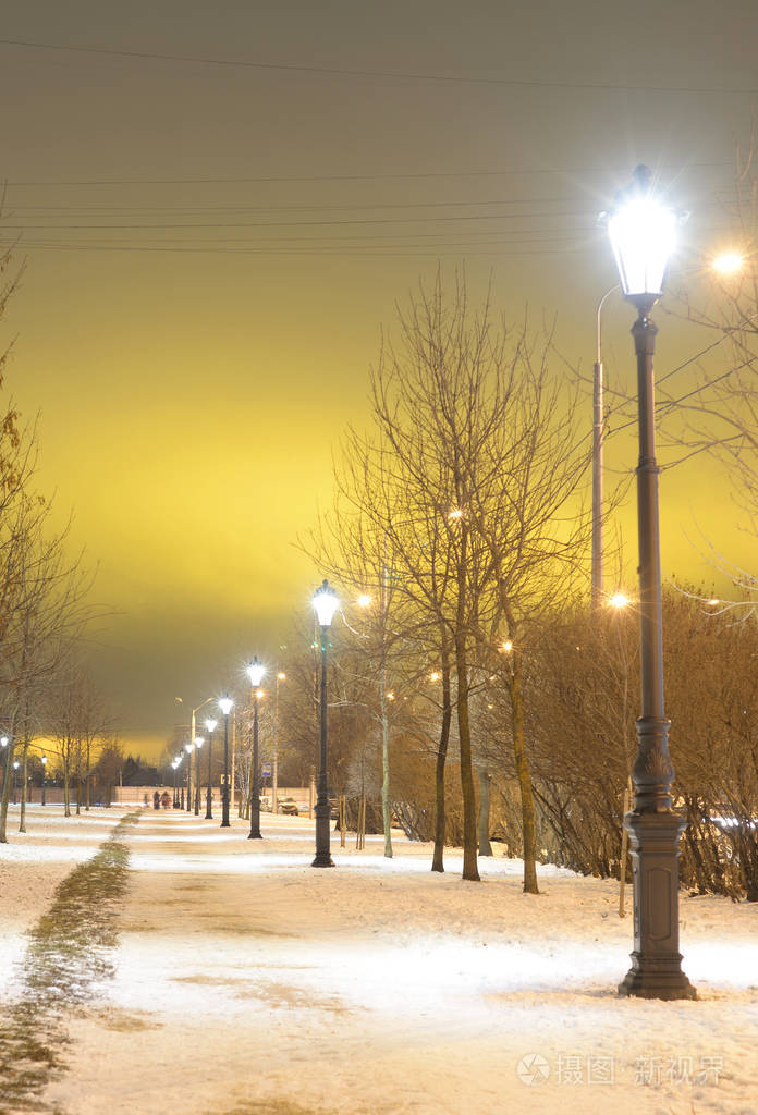 在俄罗斯圣彼得堡郊区的冬夜巷。