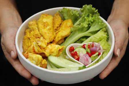 自制木炭煮鸡和大虾沙泰，与黄瓜辣椒酱作为ArJad在泰国和坚果酱是流行的亚洲菜肴。
