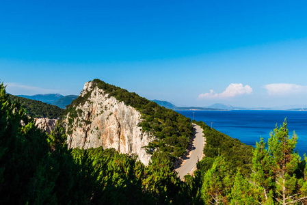 岩石岛和干净的海水和蓝天图片