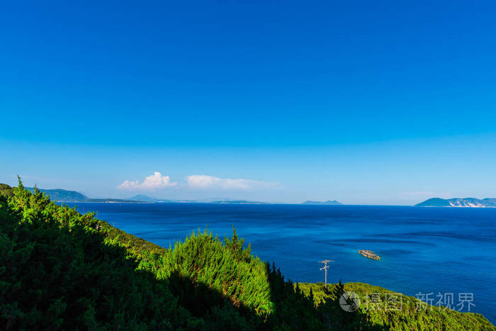 岩石岛和干净的海水和蓝天