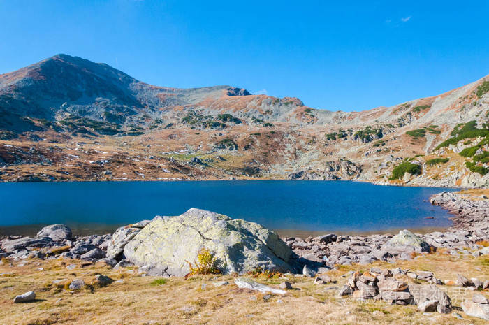 风景秀丽的山岭蓝塘水