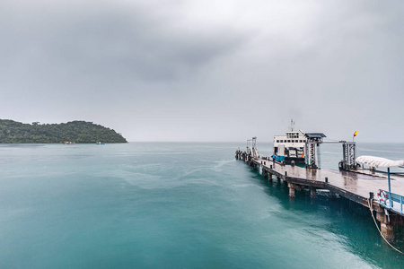 渡船港到科昌岛雨天泰国美丽的自然之地，雨季海景。