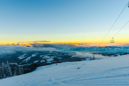 冬季山区滑雪场和空中缆车