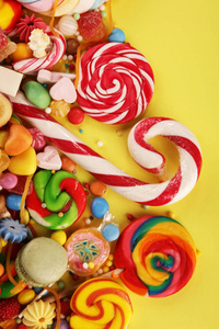 带果冻和糖的糖果。 各式各样的儿童糖果和糖果