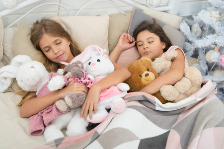 睡觉的小孩子晚上图片