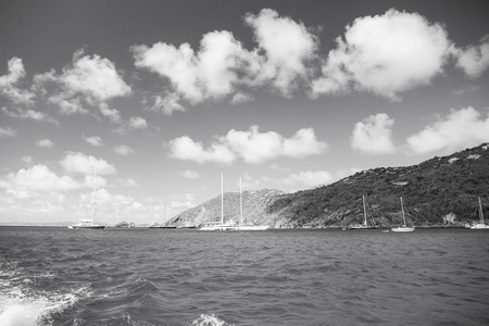 帆船在海上航行在多云的蓝天在 gustavia, st. 巴兹。帆船和游艇探险。热带岛的暑假。水运和船舶