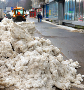 一大堆雪，在清理街道时被人行道上的雪犁耙起来。 图像可以用作背景。