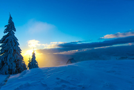 日落的天空和白雪覆盖的山景