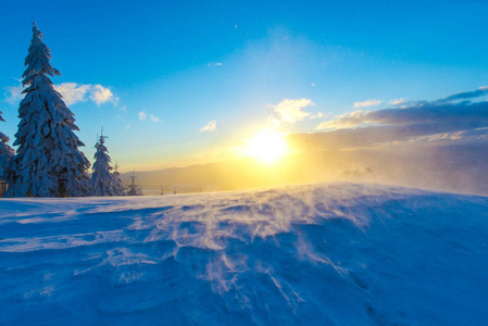 日落的天空和白雪覆盖的山景