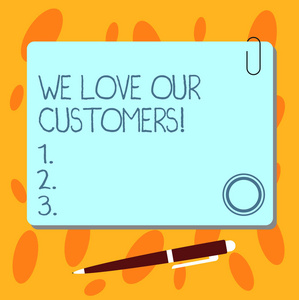 显示我们爱我们的客户的文字符号。概念照片欣赏客户良好的客户服务空白方色板与磁铁点击圆珠笔推杆和剪辑