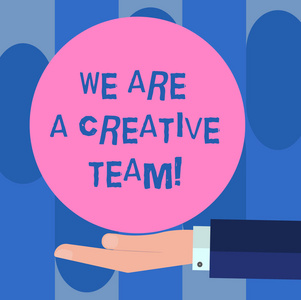手写文本我们是一个创造性的团队。概念意味着创意团队同事头脑风暴工作胡分析手在西装提供空白的固体颜色圈标志海报