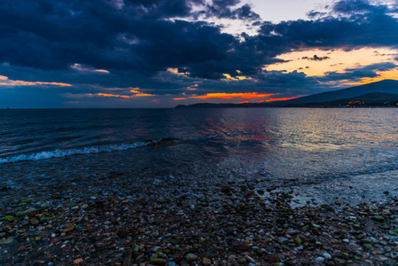 夕阳下空荡的海滨，隐藏着太阳和彩霞