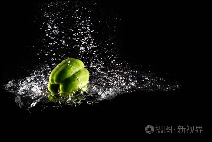 新鲜的青铃椒与水溅和气泡隔离 胡椒复制空间 多汁的绿色辣椒掉进水中的黑色背景 非常适合任何用途 照片 正版商用图片15q3hn 摄图新视界