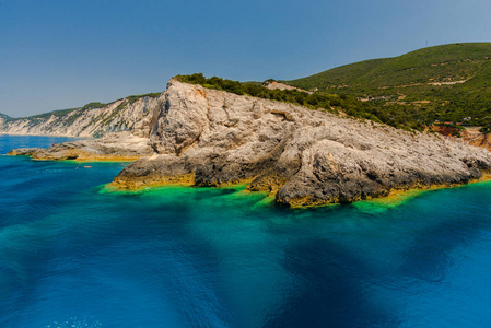 风景如画的地中海沿岸景色和希腊岩石。