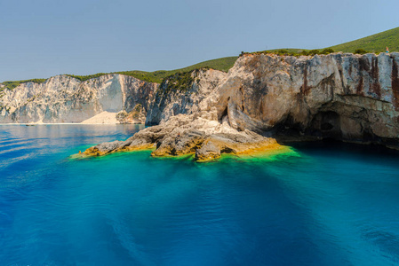 风景如画的地中海沿岸景色和希腊岩石。