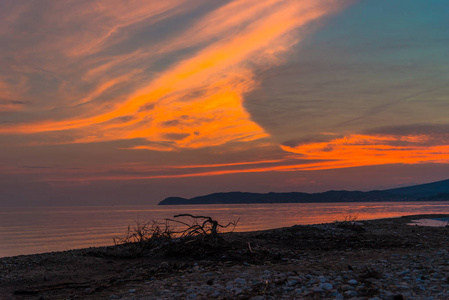 湖与夕阳的天空和山在地平线上