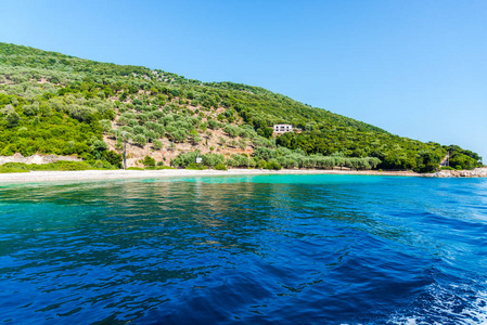 地中海海岸有绿色的树木和灌木丛希腊。