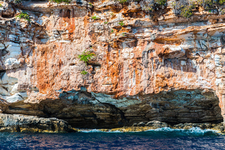 撒丁岛的岩石海岸海水和山地植物