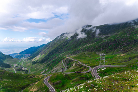 特拉法加拉山高速公路，青草山脉，弯弯曲曲的道路和云层