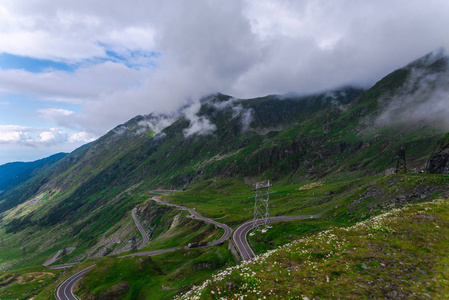 特拉法加拉山高速公路，青草山脉，弯弯曲曲的道路和云层