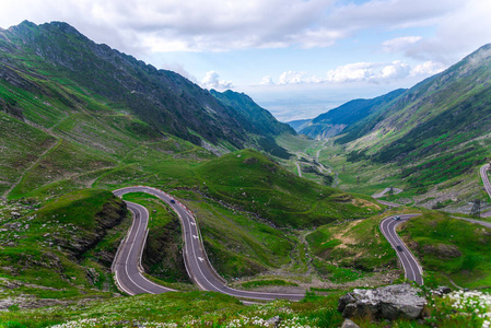 特拉法加拉山高速公路，青草山脉，弯弯曲曲的道路和云层