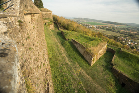 在法国，这座美丽的古堡有高墙和运河，坐落在一座城市旁边