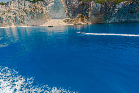 希腊列夫卡达岛的蓝水漂浮快艇