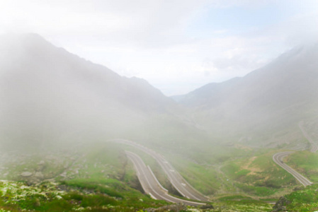 特拉法加拉山高速公路，青草山脉，弯弯曲曲的道路和云层