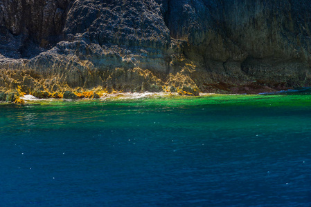 有大悬崖和蓝色水面的海景。