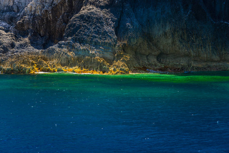 有大悬崖和蓝色水面的海景。