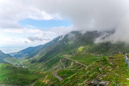 特拉法加拉山高速公路，青草山脉，弯弯曲曲的道路和云层