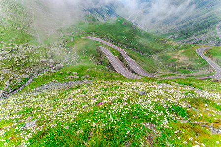 绿草如茵的山，有道路，有云，穿过了希加拉山